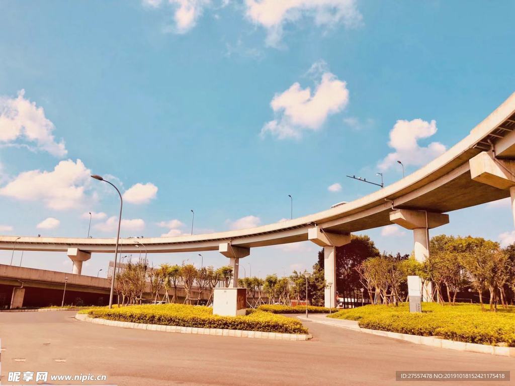 公路下的藍天