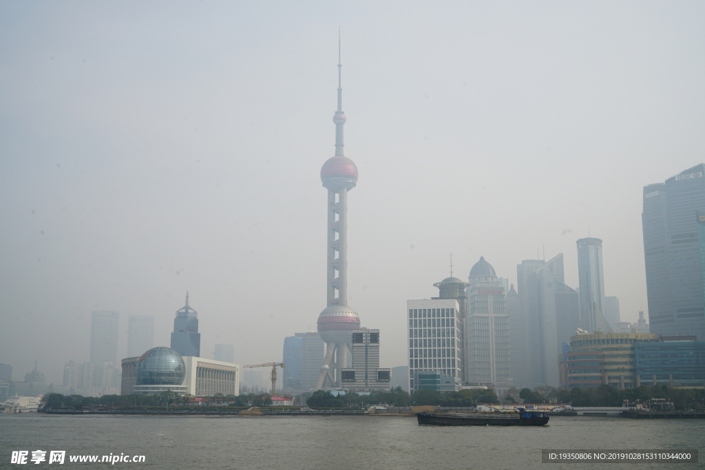 雾霾天气的上海浦东东方明珠