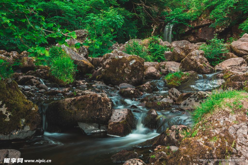 山澗溪流