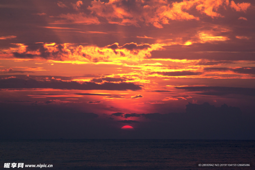 夕陽紅色天空