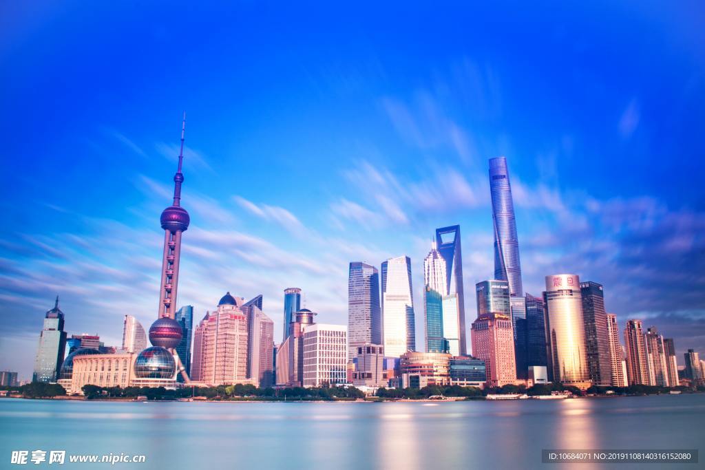 高清蓝天下上海东方明珠建筑