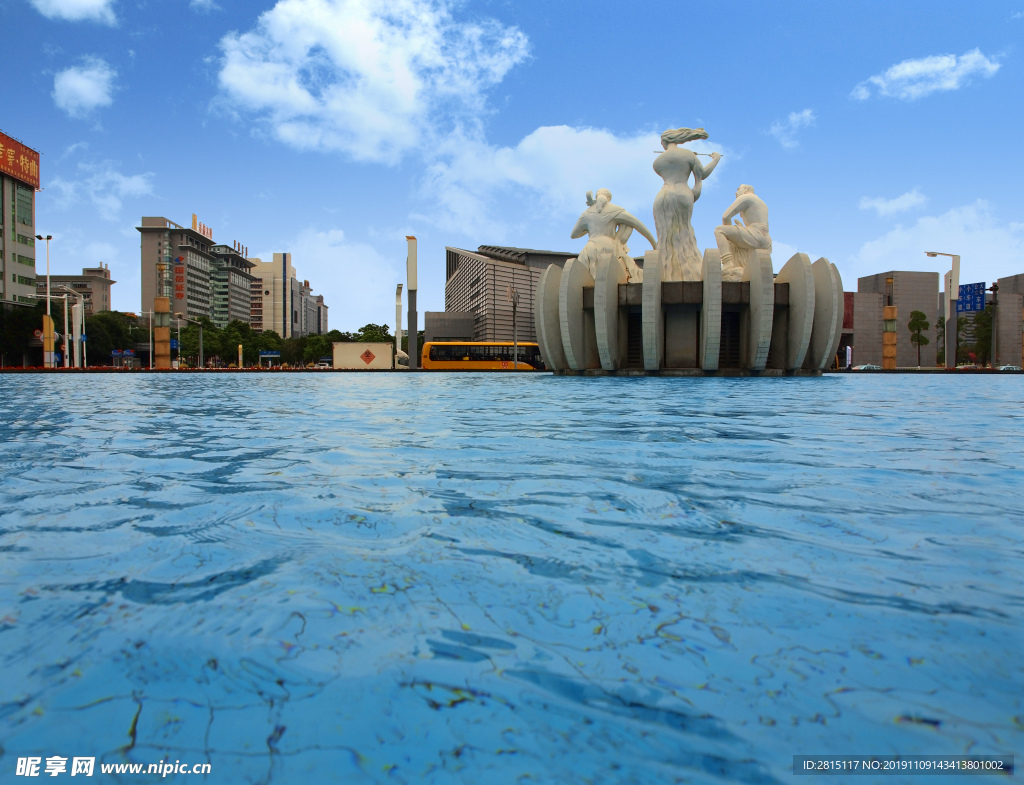 游泳池 倒影 城市摄影