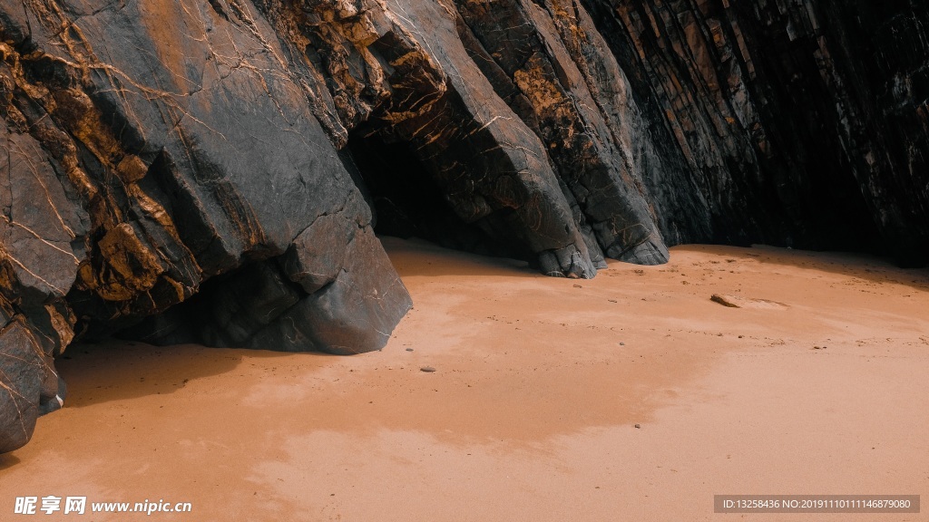 海邊巖石沙灘風景