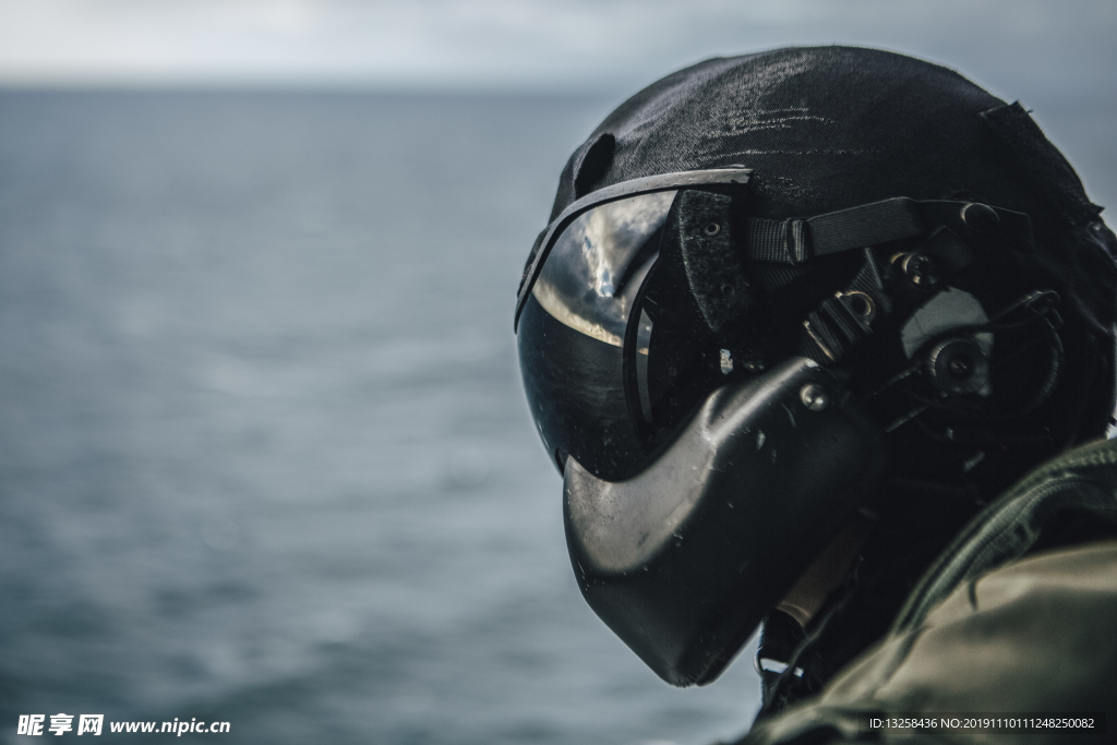 飞行员头盔海面背景