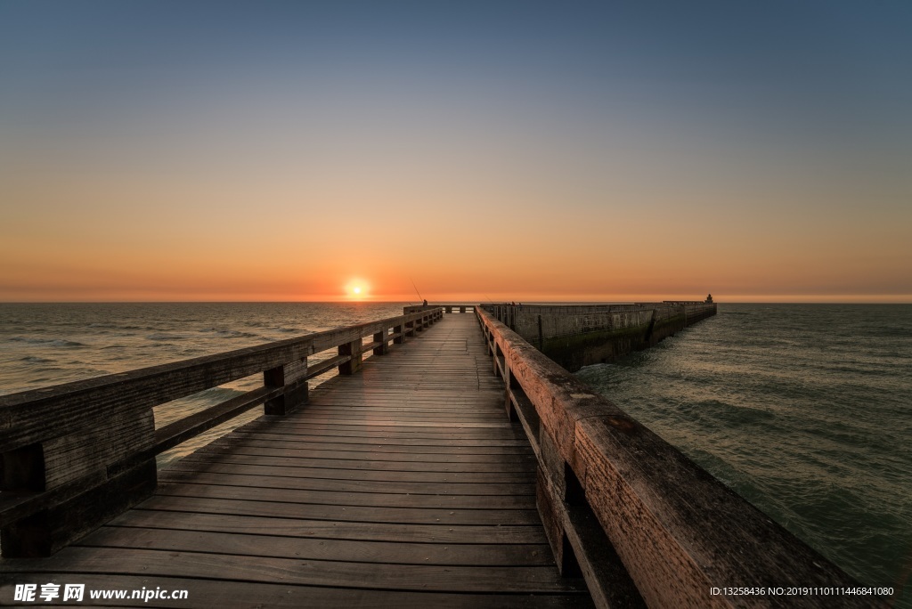 海邊棧橋海水夕陽風景
