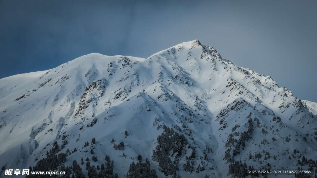 雄伟的雪山