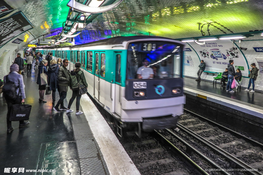 火车进入巴黎地铁站