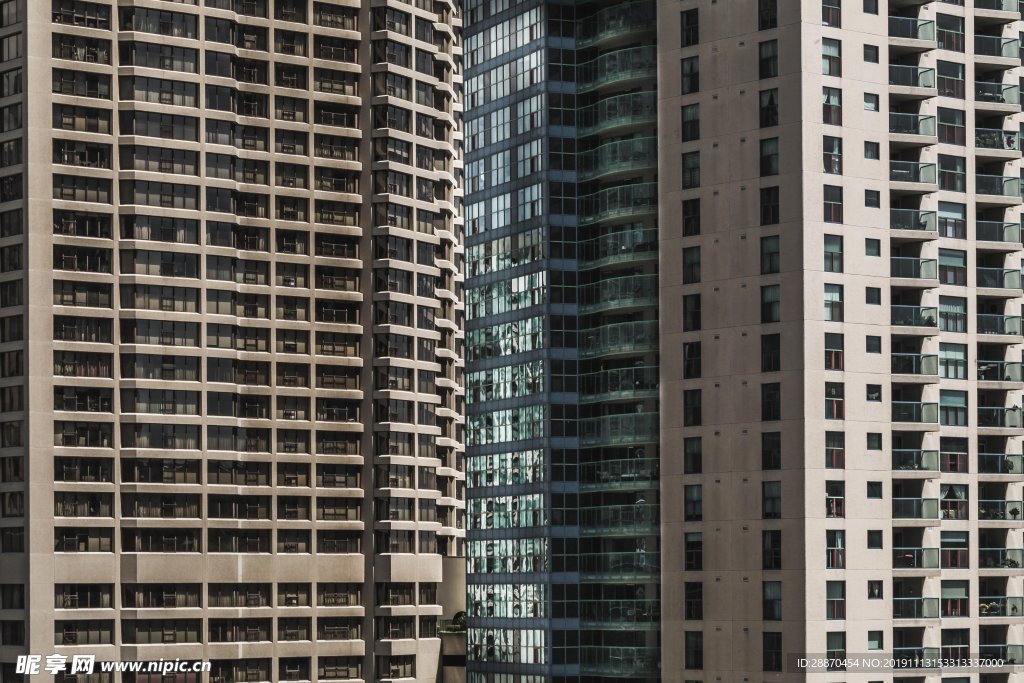 窗口行在高層建筑物外部的