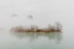 雾笼罩城市水边照片