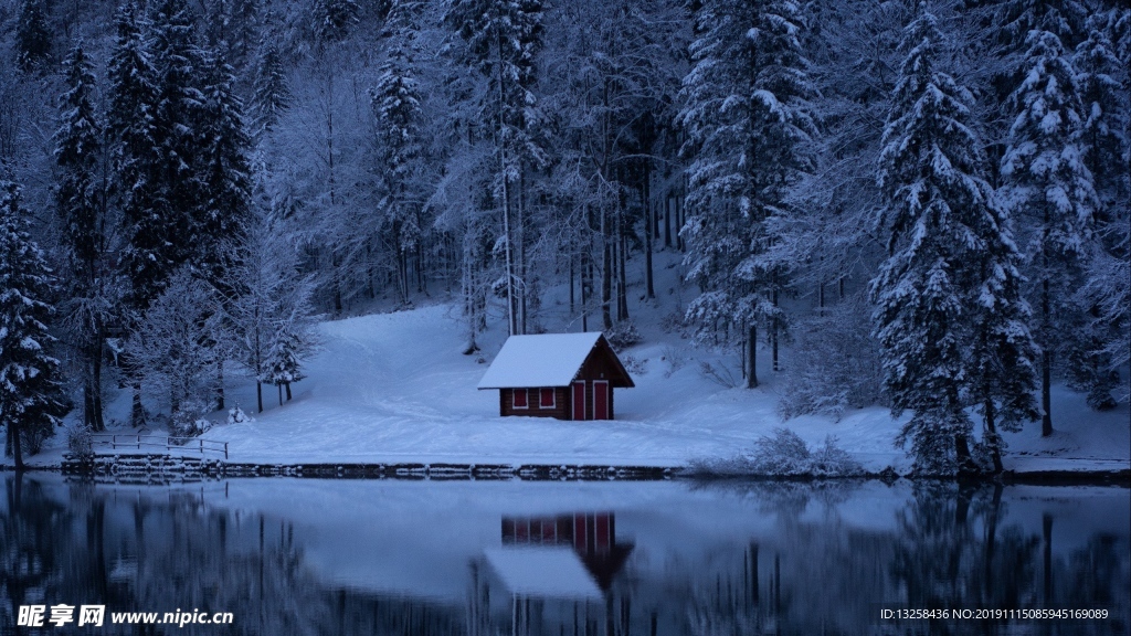 河边树林小屋冬天大雪