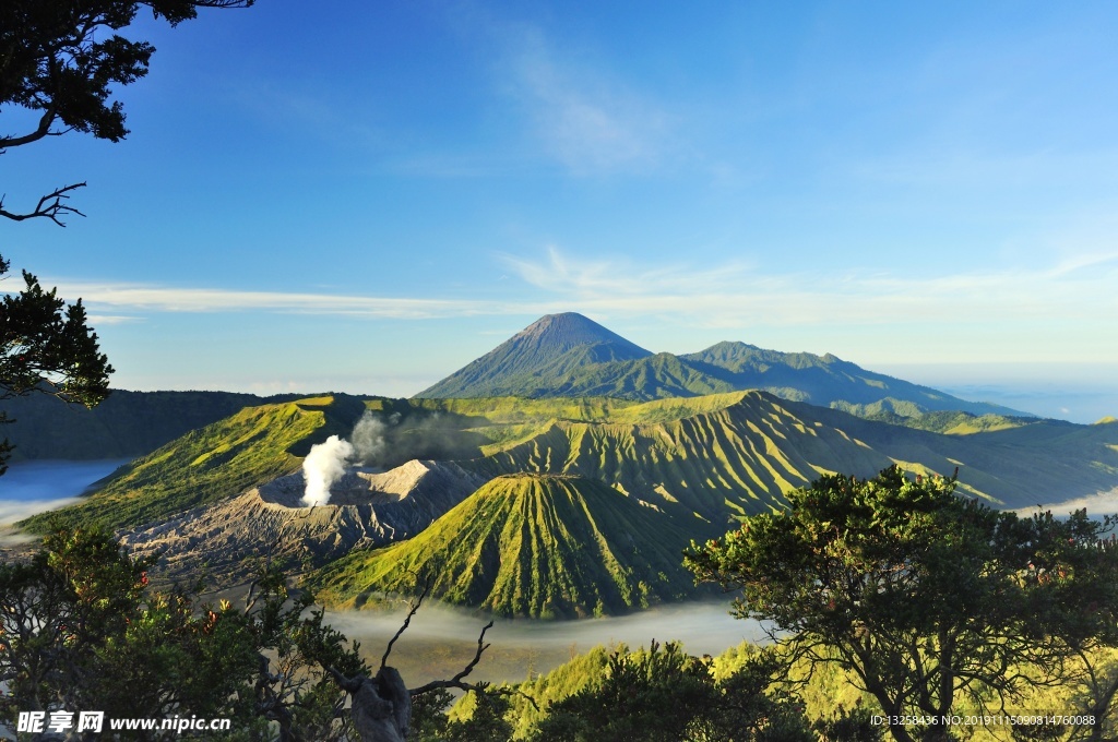群山河流天空云彩風景