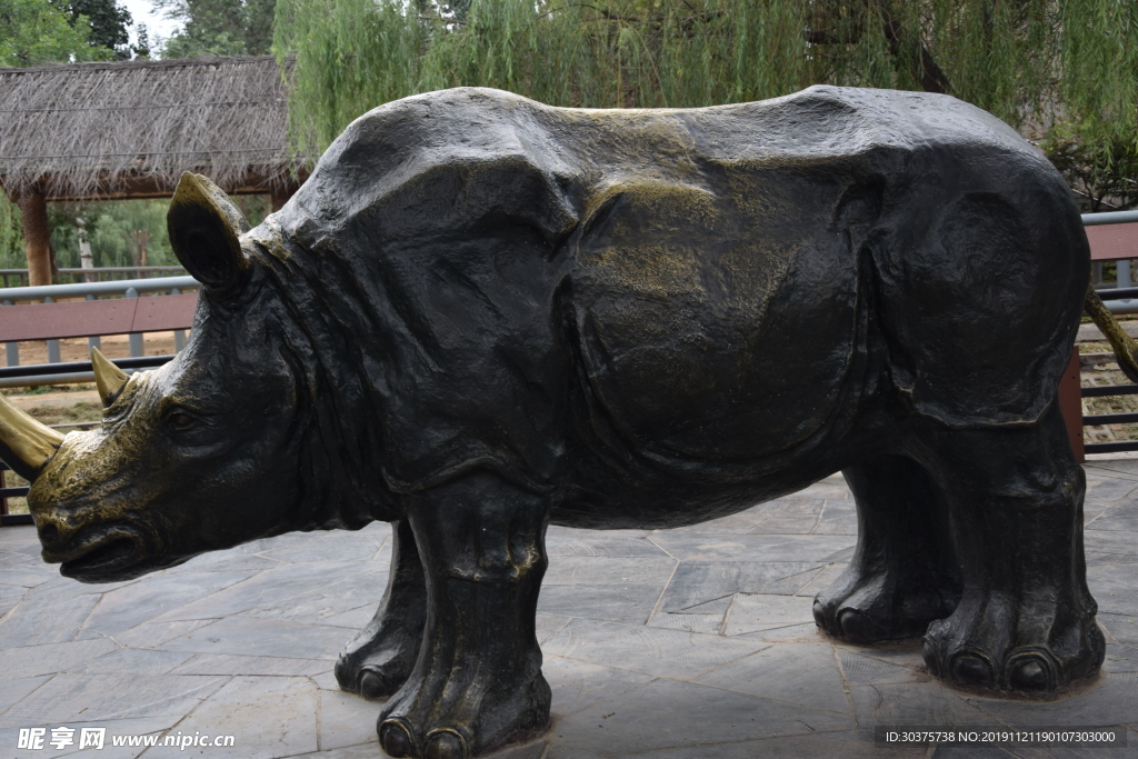 犀牛塑像