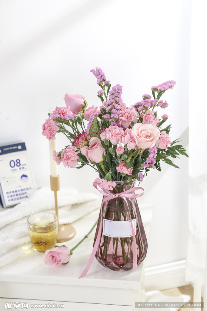 粉色玫瑰瓶插花
