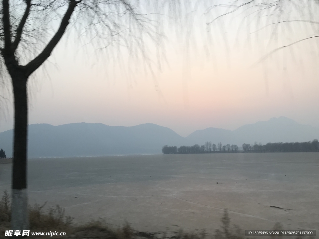 冰湖