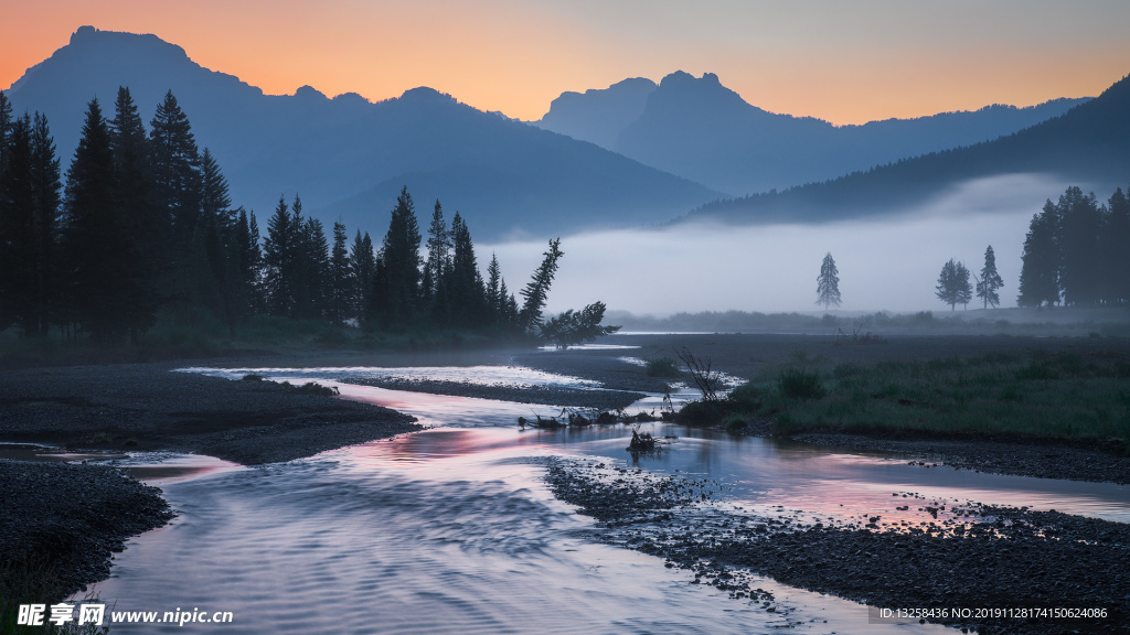 群山河流森林樹木風景
