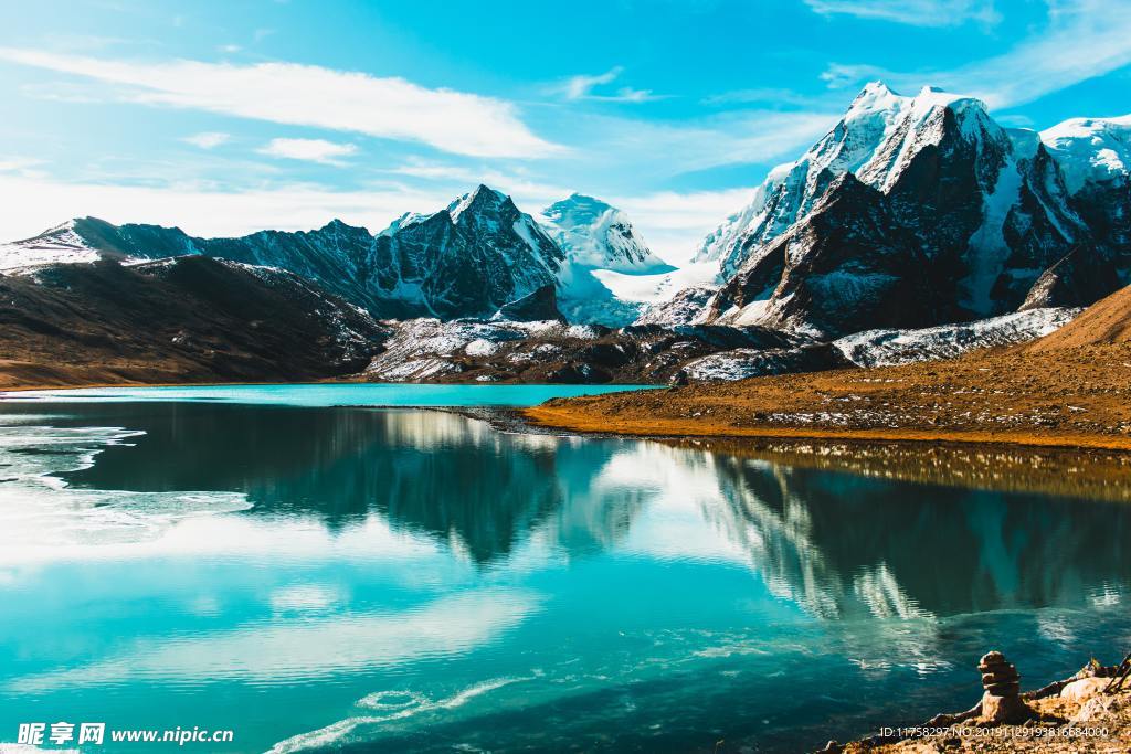 湖泊雪山