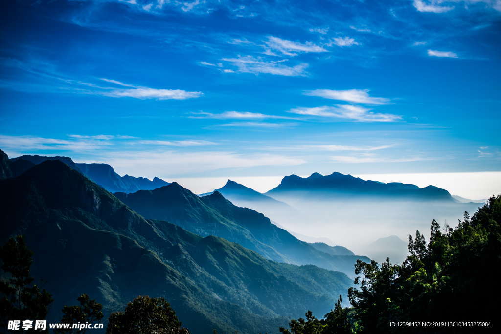 霧氣裊繞山峰