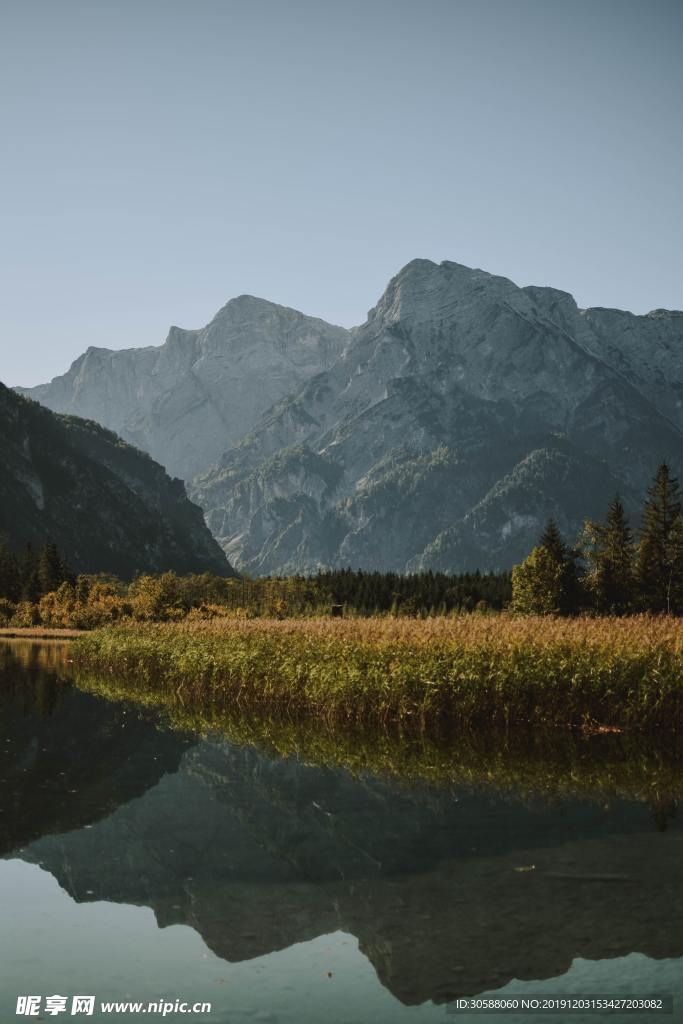 山 湖水