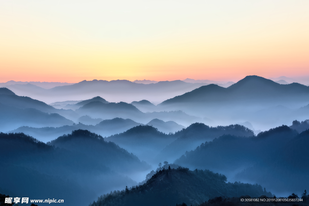 水墨古風朝陽群山