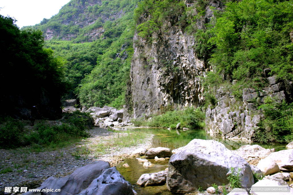 山間溪流