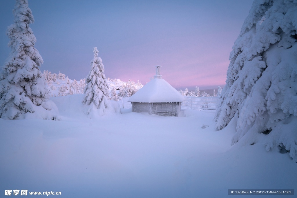 大雪木屋樹木風景