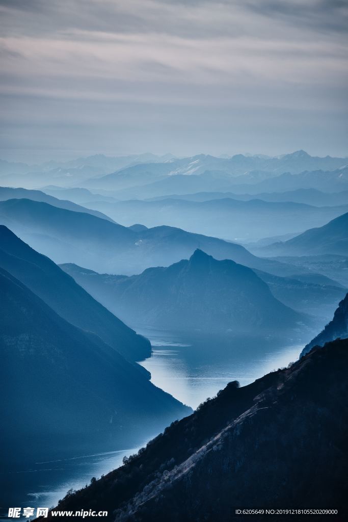 重山疊影山水風景