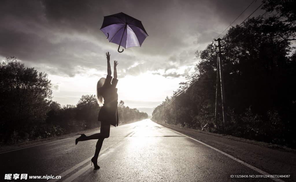 公路雨傘女人風景