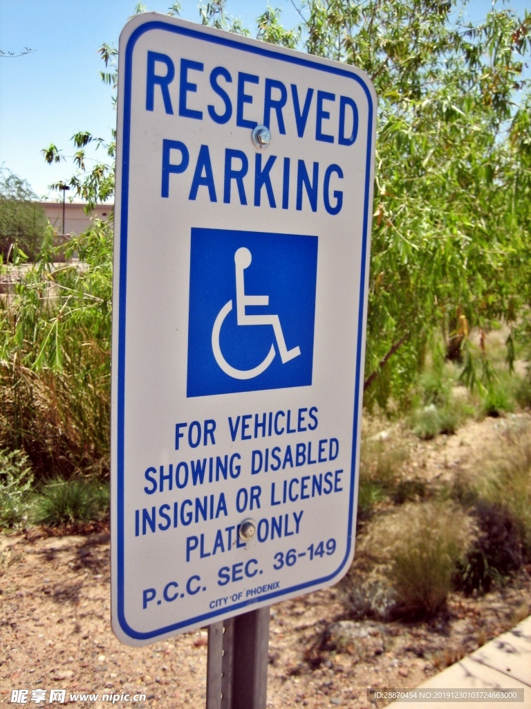 显示残疾人专用的蓝色停车处标志