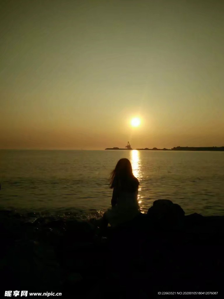 海邊夕陽下美女