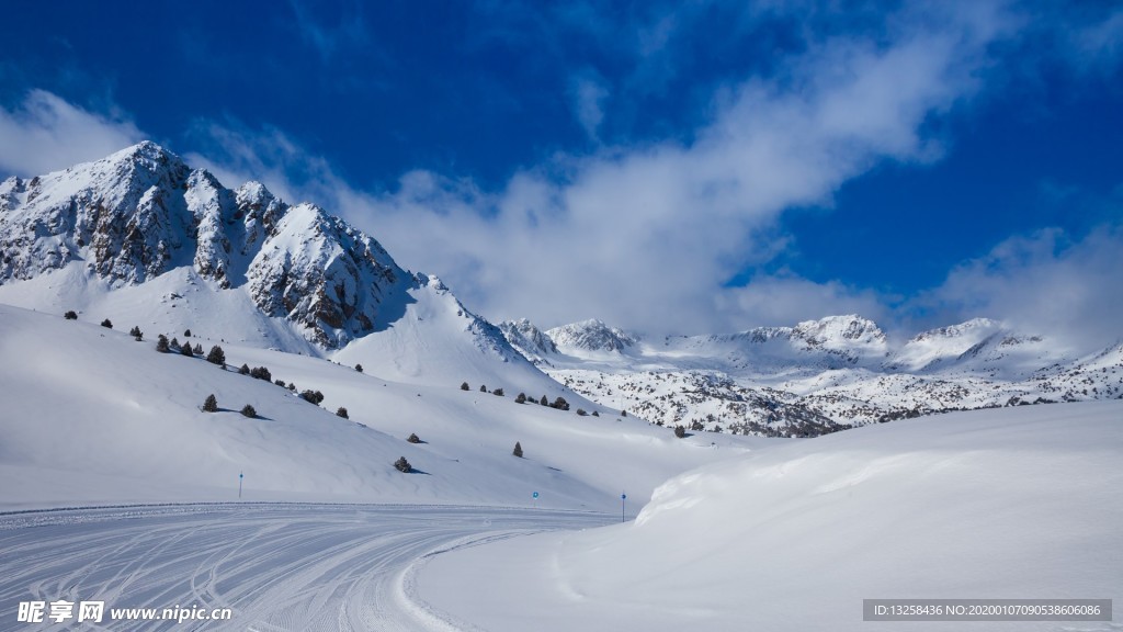 雪山风景大雪天空云彩