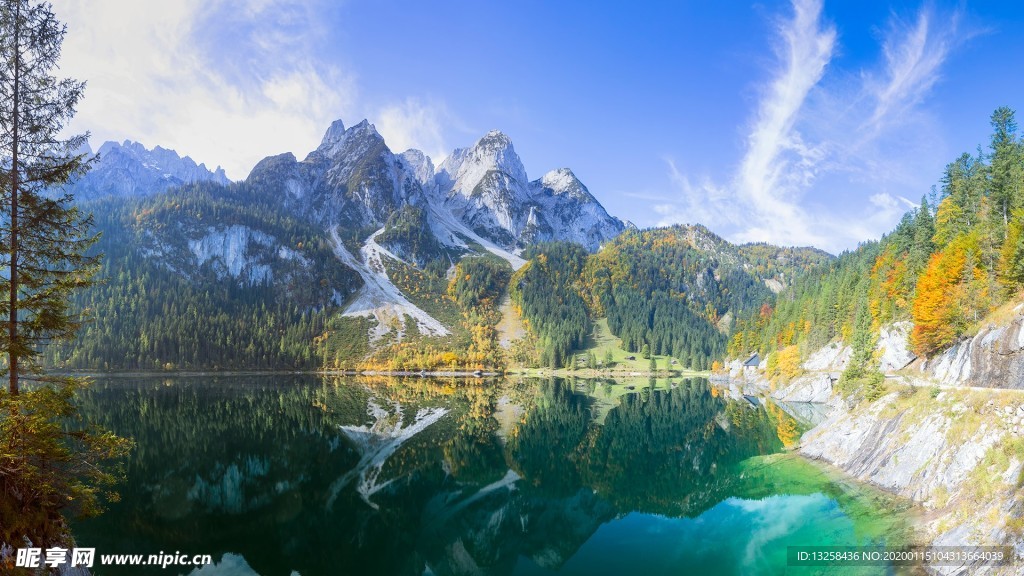 群山湖水天空森林風景