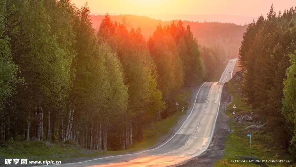 群山森林公路天空風(fēng)景