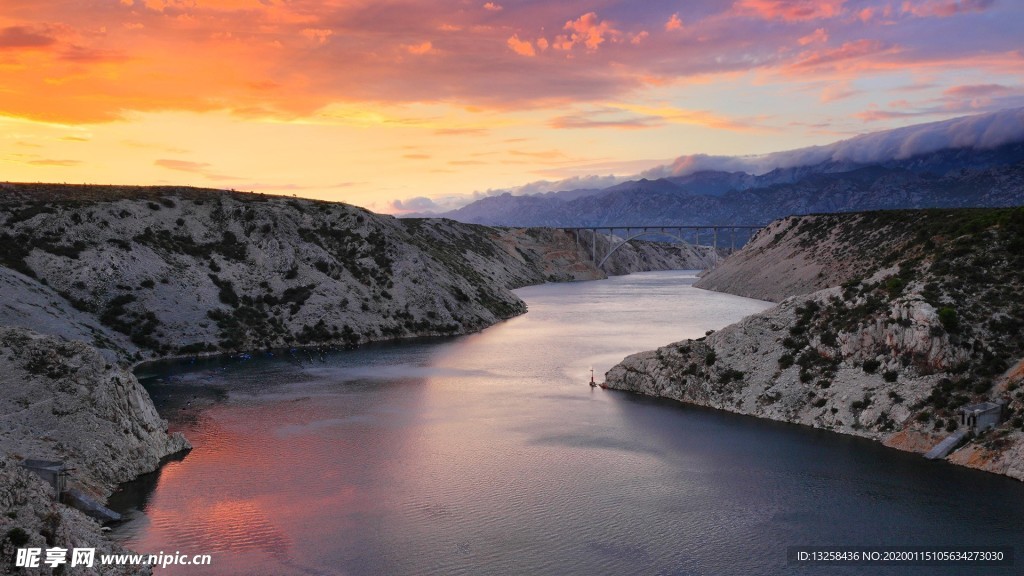 群山河水夕陽云彩風景