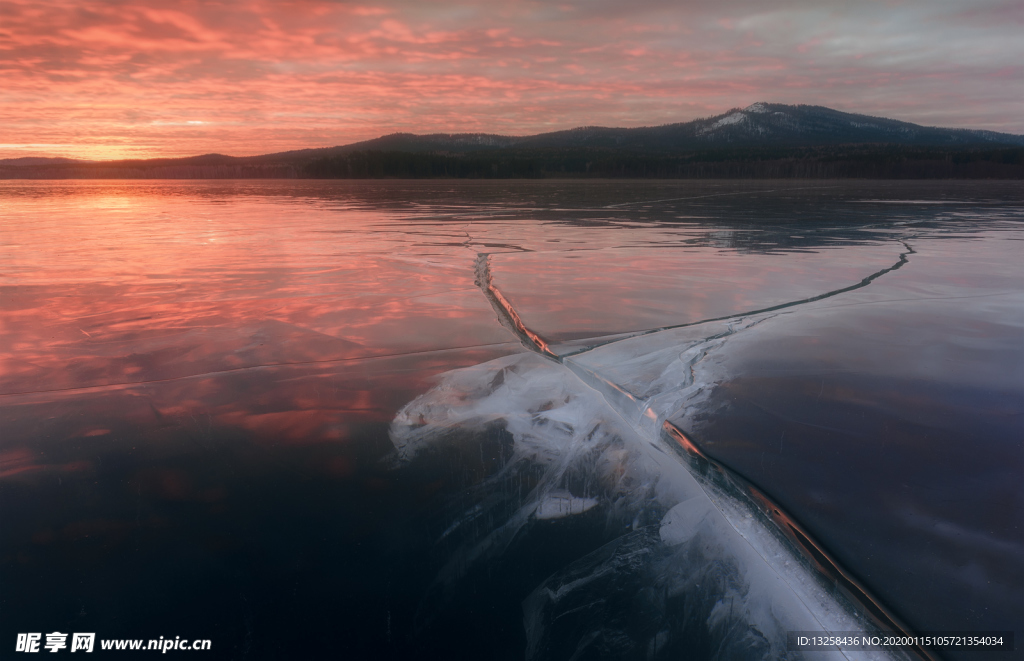 群山冰湖天空夕陽風景