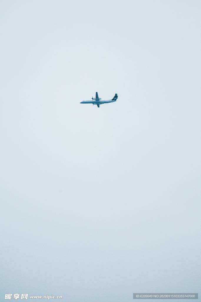 大雾天空中的一架飞机