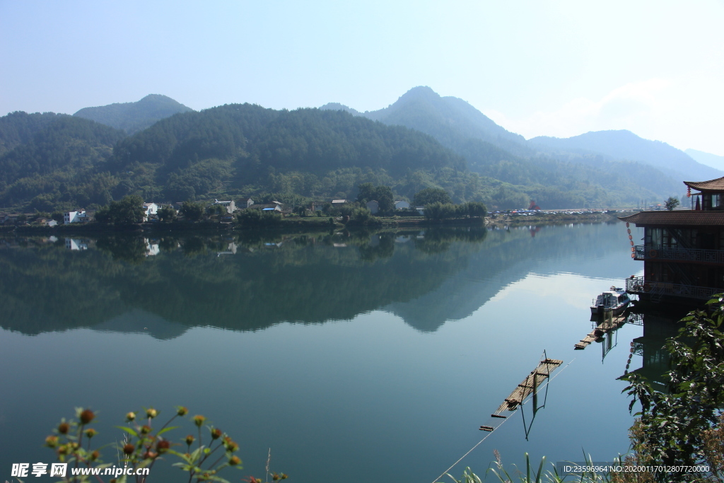 蓝天下的河流