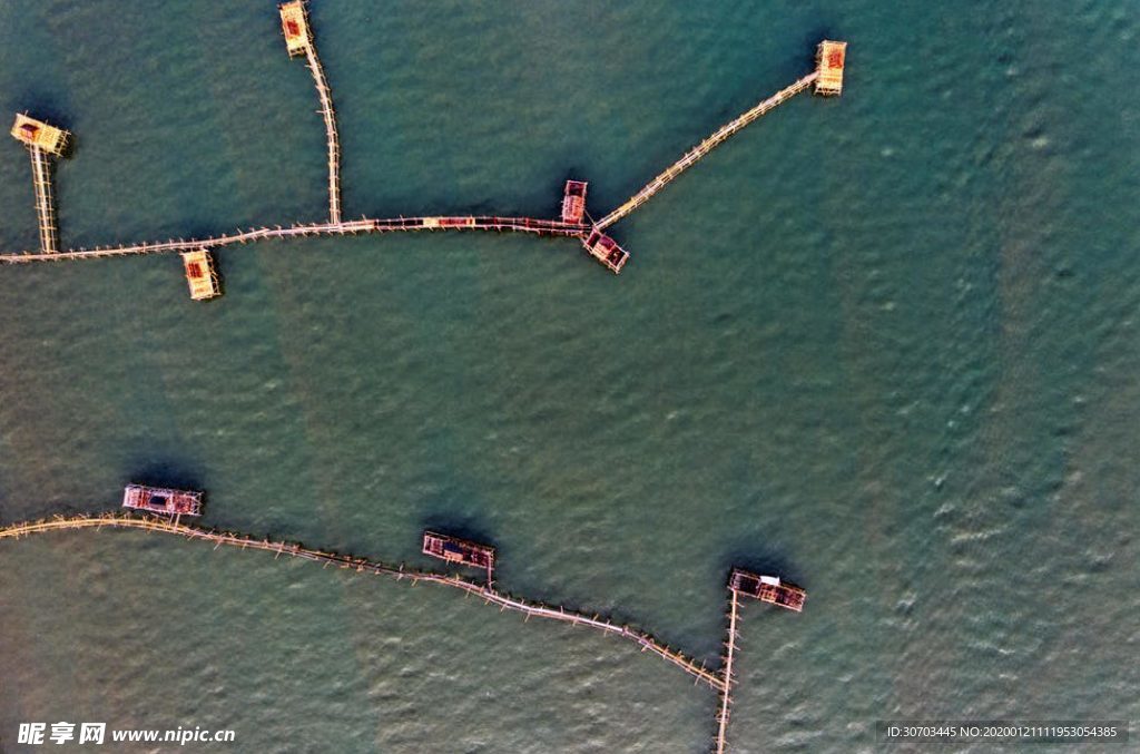 海洋上的木橋