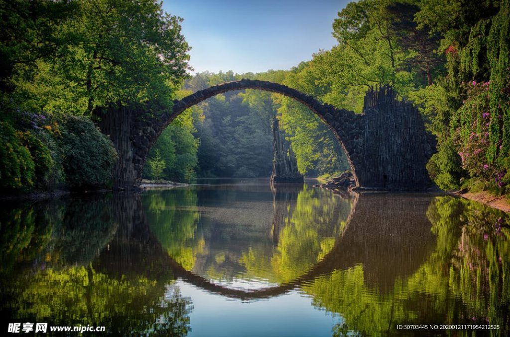 湖面上的拱桥