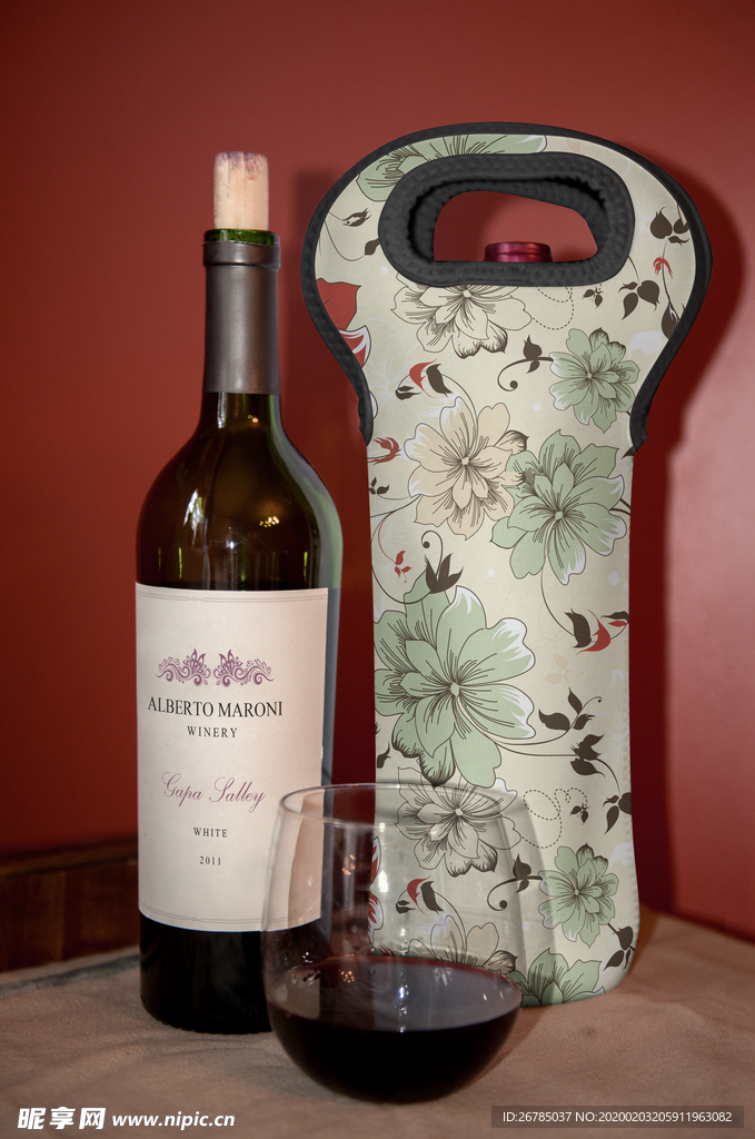 葡萄酒瓶子布袋子包装效果图样机