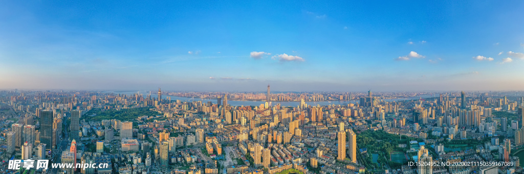 夕阳晚霞下的城市天际线风光全景