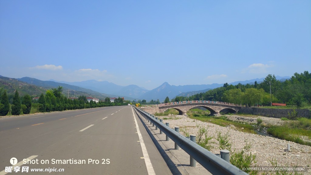 公路與藍天