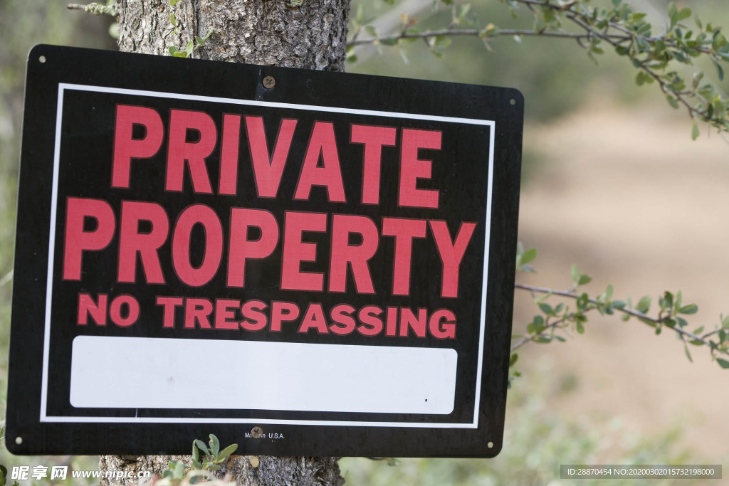 树上的标志警告不要侵入私人财产