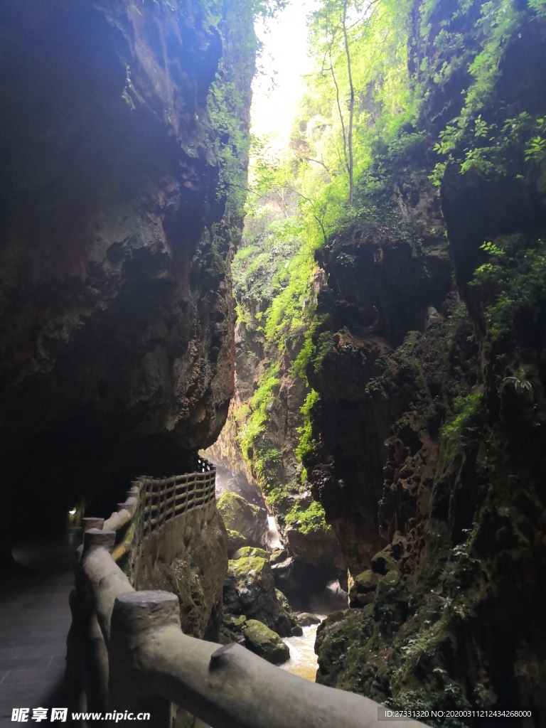 云南懸崖峭壁一線天景區