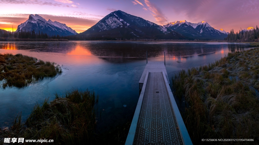 群山湖泊天空云彩風景