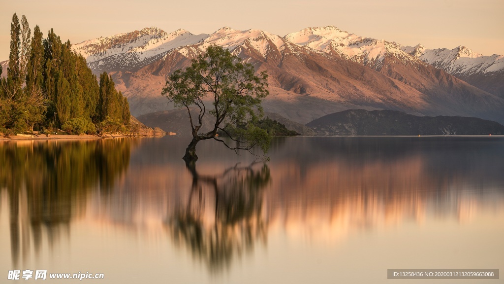 群山湖水樹木天空風景