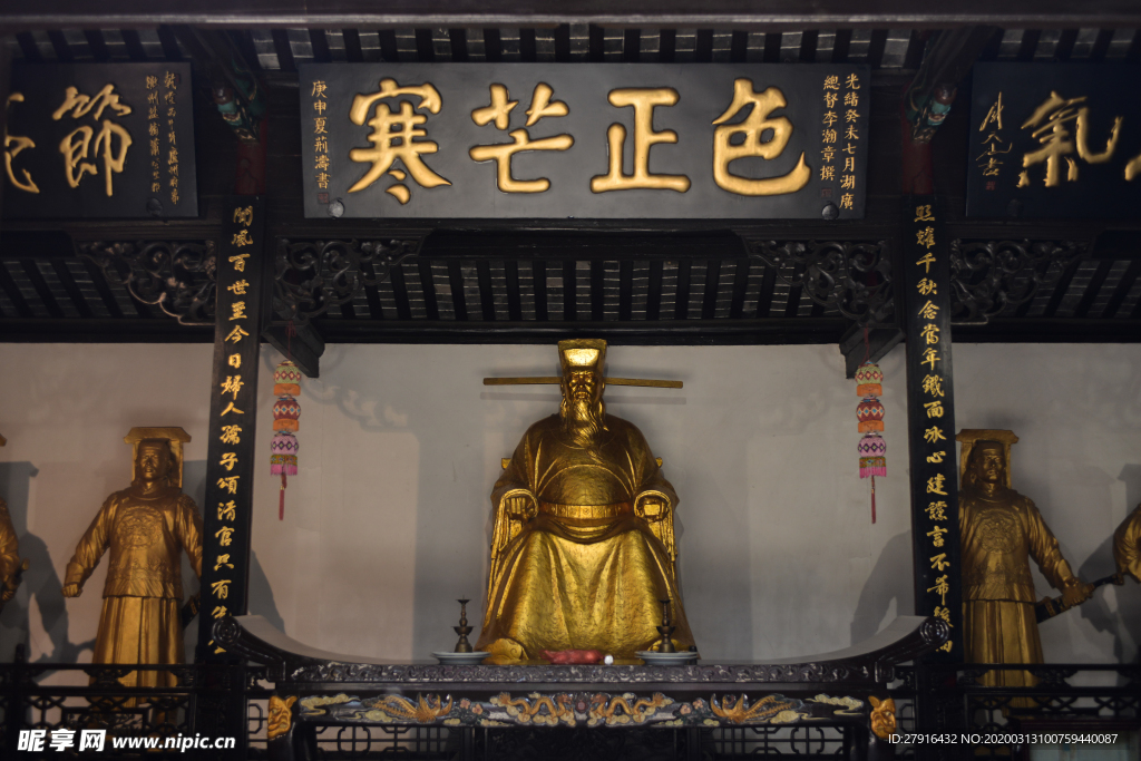 合肥包公祠內(nèi)的包公塑像