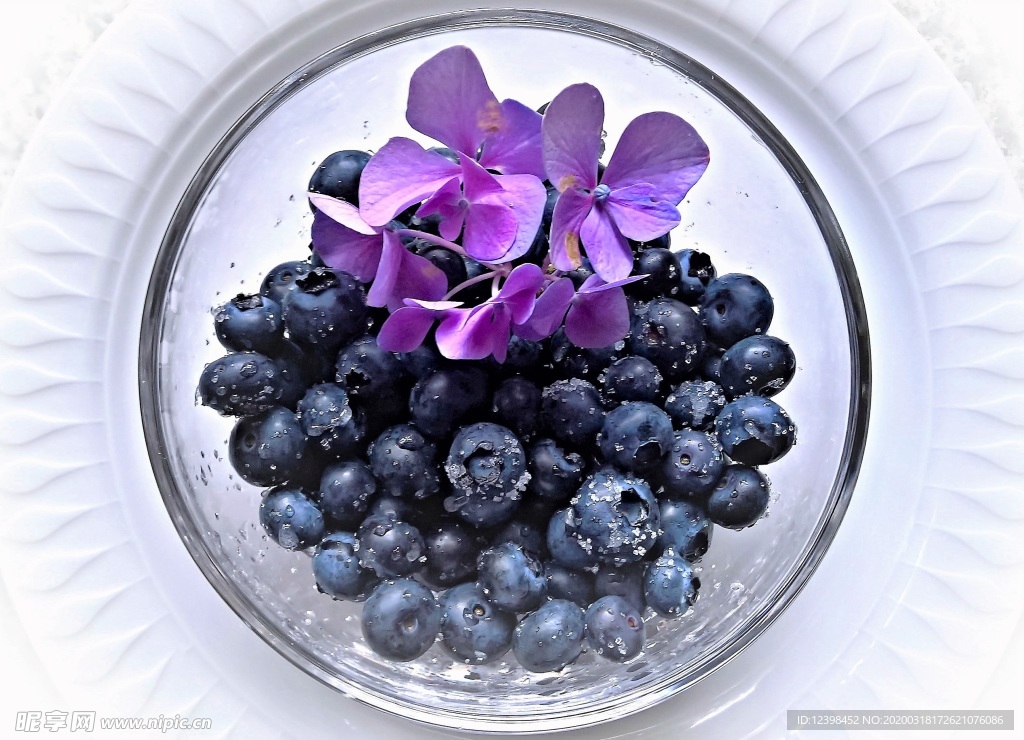 鲜甜多汁的蓝莓