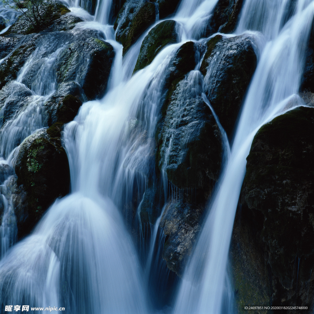 山澗的白色流水