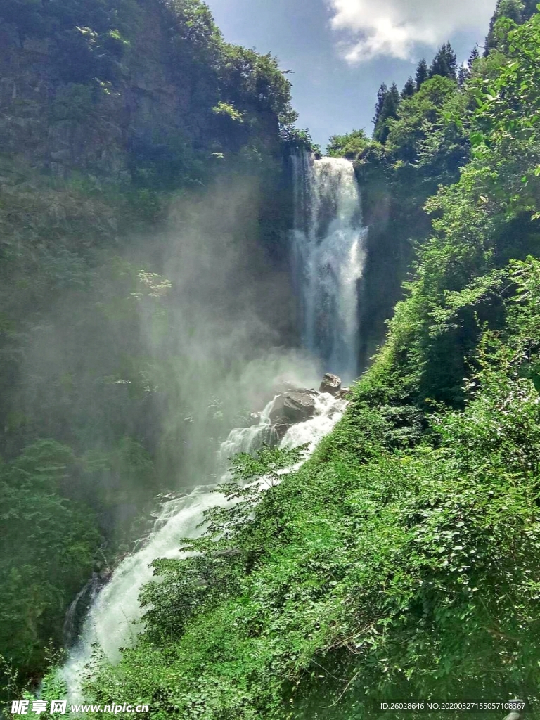 山澗瀑布