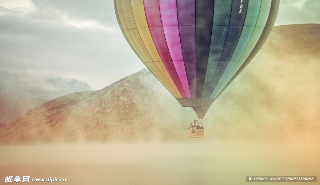 彩色热气球沙漠风景背景